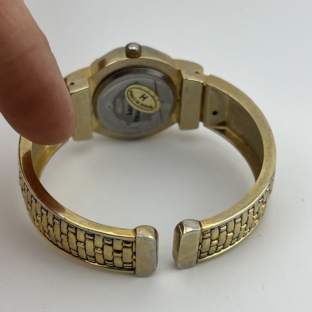 Geneva Watch Womens 28mm Gold Tone Textured Bangle Band Band- New Battery - Picture 7 of 8